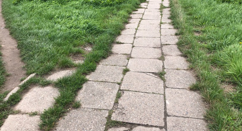  W jednym z miejsc droga dla pieszych zwęziła się z 2,5 m do 1 metra