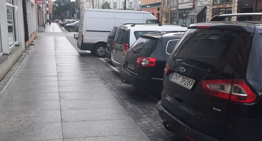 Bateria samochodów z silnikiem diesla wycelowana i gotowa do zakopcenia przechodniów i okien mieszkańców w Rynku – czy to można nazwać „rewitalizacją?”