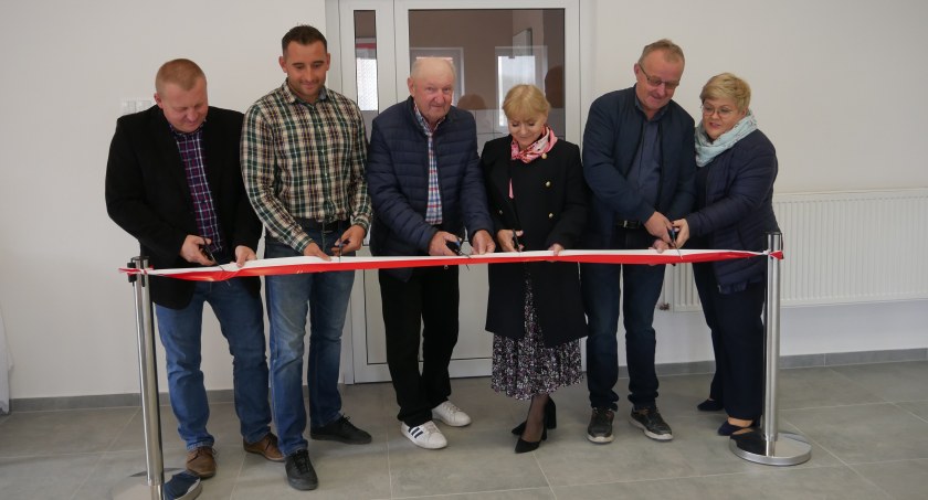 Otwarcie wyremontowanej sali przez władze gminy i mieszkańców Czarnolasu 