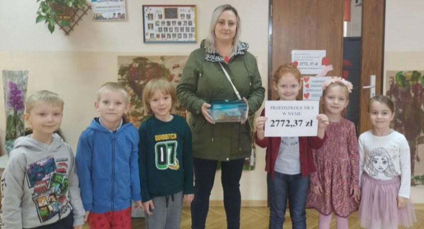 Przedszkolaki odwiedziła mama Tomka pani Monika. Foto: Przedszkole nr 8 w Nysie 