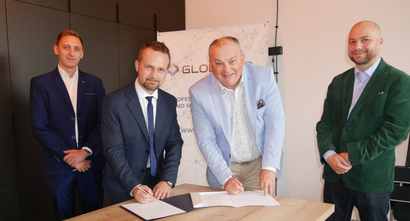 Umowę podpisali prorektorzy Politechniki Koszalińskiej - prof. dr hab. inż. Tomasz Królikowski oraz prof. dr hab. Krzysztof Wasilewski. Nyską firmę reprezentowali prezes Bartłomiej Kozak i wiceprezes Grzegorz Sługocki