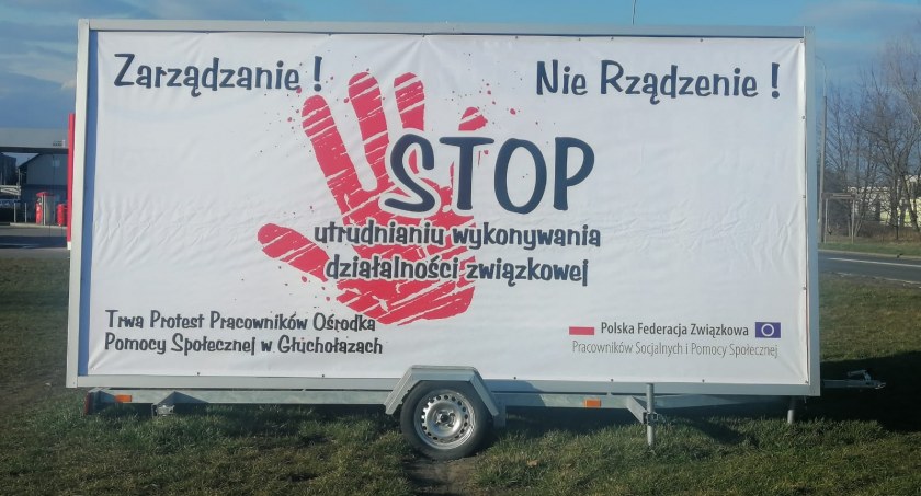  Banery są zewnętrznym przejawem konfliktu w głuchołaskim OPS. Problem jest z pewnością głębszy