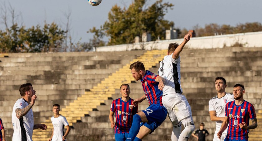 Polonia Bytom - Polonia Nysa 4:1. Powietrzny pojedynek w polu karnym nyskiej Polonii