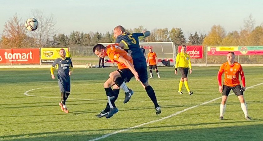 LZS Domaszkowice - Sparta Paczków 3:0. Mateusz Śleziak wygrywa powietrzny pojedynek w środkowej części boiska