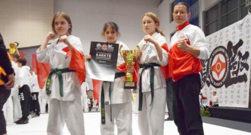 Pierwsza z lewej na podium srebrna medalistka Pucharu Europy - Aleksandra Rajkowska