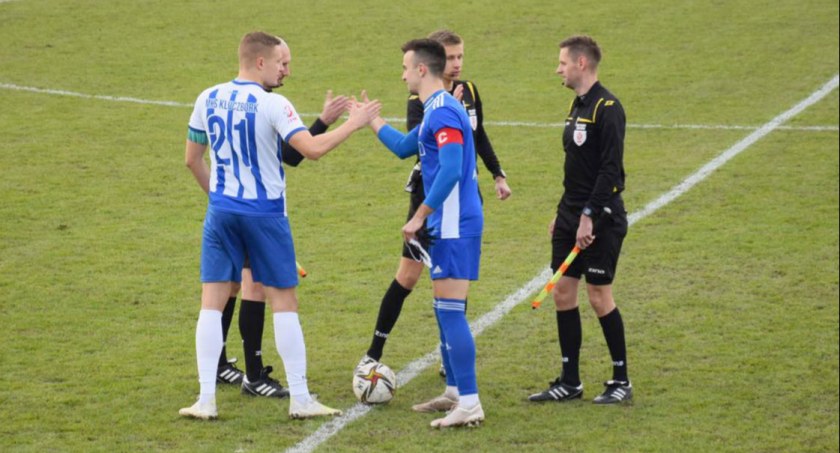 Polonia Nysa - MKS Kluczbork 0:1. Przywitanie kapitanów - Adriana Błaszkiewicza (z lewej) i Macieja Pisuli
