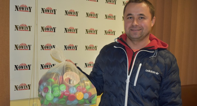 Tata Ksawerego Kołaczka – pan Kamil – odebrał z naszej redakcji kilkadziesiąt kilogramów zakrętek (na zdjęciu tylko z symboliczną paczką)