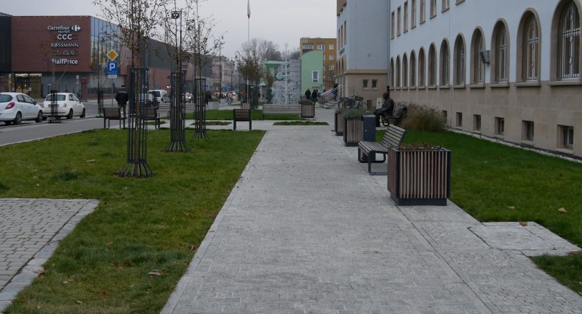 Budowa granitowych chodników pod urzędem sfinansowana została z unijnego projektu dotyczącego bioróżnorodności. Z tego powodu wycięto tam wszystkie drzewa i krzewy