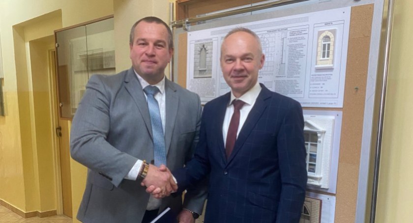 Janusz Kubieniec z promotorem pracy inżynierskiej dr. inż. Piotrem Bernatem