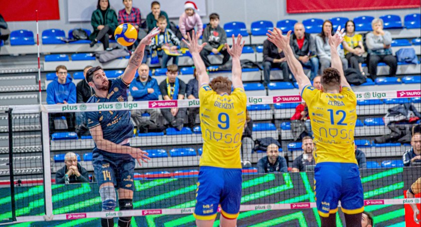 PSG Stal Nysa - Projekt Warszawa 1:3. Niels Klapwijk przebija się przez podwójny blok Michała Gierżota i Nicolasa Zerby