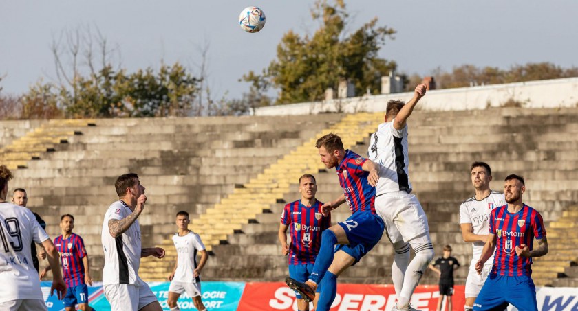 Polonia Bytom - Polonia Nysa 4:1. Wygrany pojedynek powietrzny w polu karnym nyskiego zespołu