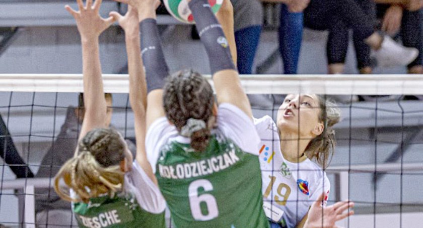 MKS Bramdor Volley Świdnica - NTSK AZS PANS Komunalnik Nysa 0:3. Magdalena Bagniak przebija się przez podwójny blok Klaudii Kołodziejczak i Gabrieli Ziesche