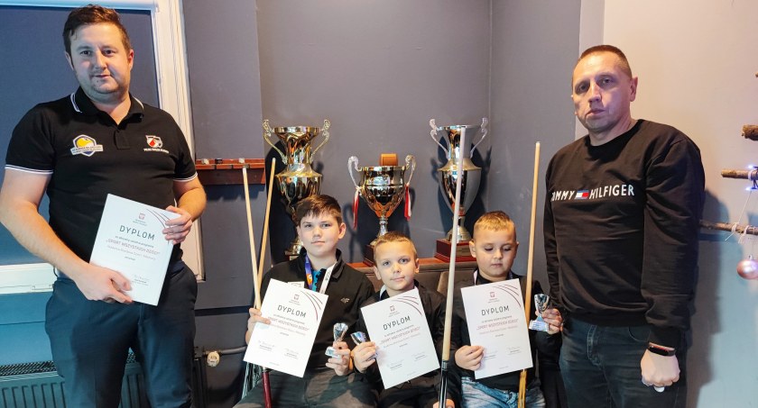 Reprezentanci LUKS Pakosławice na turnieju w Kielcach.  Od lewej: instruktor Adam Raczyński, Bartosz Michel, Marcel Wdowikowski, Kamil Walkarz i wicedyrektor Zespołu Szkół i Placówek Gminy Pakosławice - Grzegorz Baliński