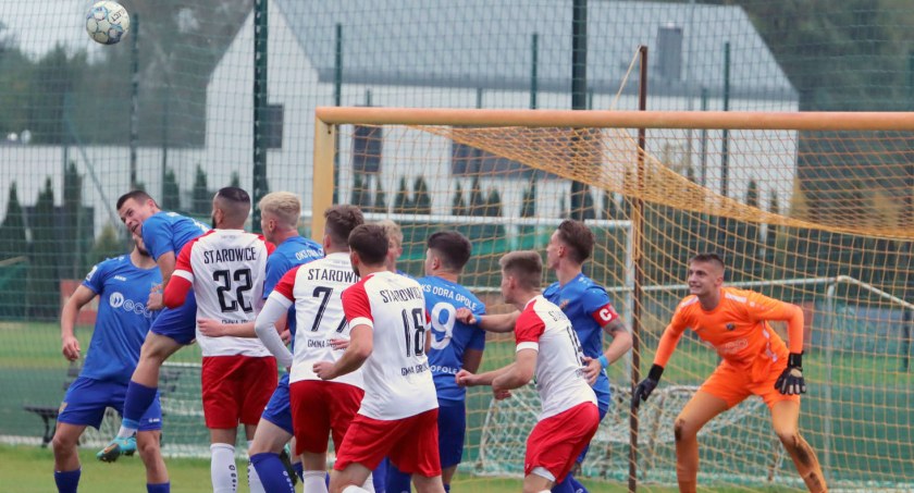 Odra II Opole - LZS Starowice Dolne 0:1. Rezerwowa drużyna opolskiej Odry broniła się całym zespołem