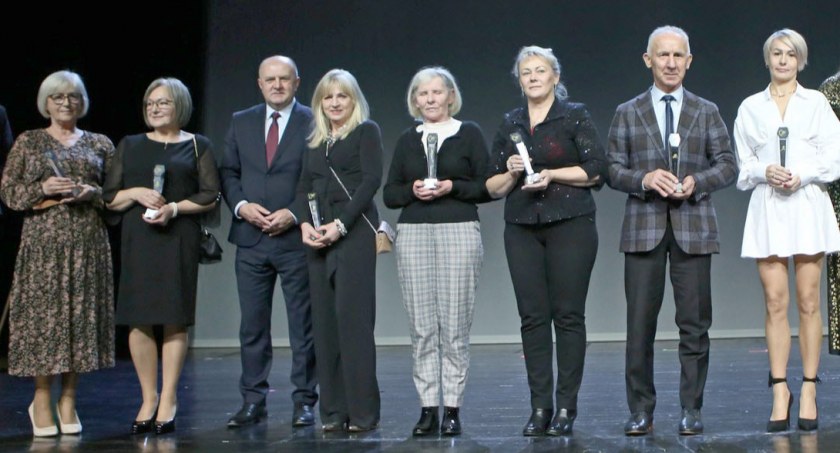 Wśród wybitnych sportowców Opolszczyzny reprezentanci naszego regionu. Od lewej: Halina Kołdras-Bartnicka, Jadwiga Kołdras-Gajos, marszałek województwa opolskiego - Andrzej Buła, Maria Kornek-Żabińska, Lucyna Matuszna-Czarnopolska, Lucyna Siejka-Seidel, Andrzej Zając i Barbara Bieganowska-Zając