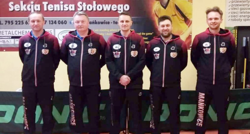 LUKS Urzędowski Przewierty Mańkowice. Od lewej: Krzysztof Albrycht, Dariusz Kumala, Robert Pętal i Grzegorz Gawlik i Marcin Kolman. Na zdjęciu brakuje: Dawida Trojaka, Jakuba Soprycha, Bartłomieja Gabryela i Marcina Patrysa