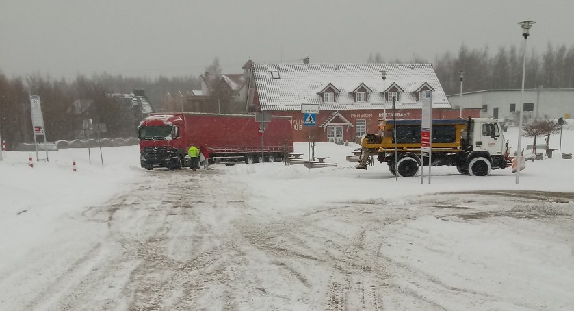 Styczeń 2023 r. Tir blokuje wjazd i wyjazd z osiedla. Innej drogi nie ma 