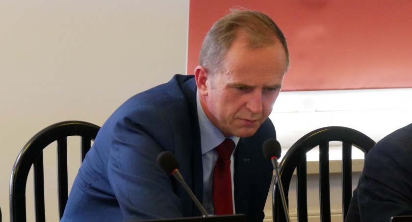 - Nasz przetarg na śmieci został rozstrzygnięty w drugiej połowie ubiegłego roku – już przy galopującej inflacji, drogim paliwie, a na cenę wpływa także trudny teren gminy – tłumaczył wiceburmistrz Roman Sambor