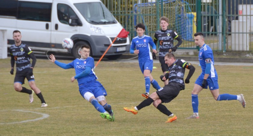 Polonia Nysa - GKS Pniówek 74 Pawłowice 1:1. Strzał na bramkę nyskiego zespołu w porę zablokowany