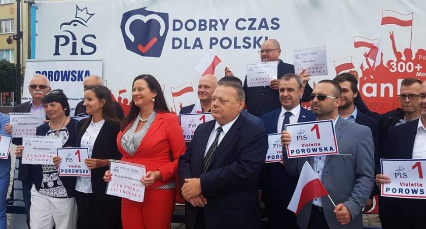 Jarosław Górski stoi za plecami Artura Kamińskiego, lidera PiS w Powiecie Nyskim. Obok niego stoi inny pracownik Ekomu Szymon Biliński, radny PiS z Głuchołaz 