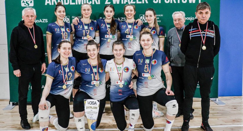 Drużyna AZS PANS Nysa. Stoją od lewej: trener Andrzej Roziewicz, Magdalena Bagniak, Anastazja Demyshyna,  Urszula Kowalczyk, Natalia Budnik, Magdalena Drąg, kierownik drużyny Zbigniew Jankowski, trener Roman Palacz; w dolnym rzędzie: Maja Kaczmarczyk, Anna Śmidowicz, Zuzanna Michalik i Julia Walek 