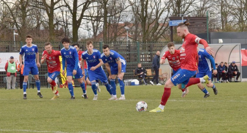 Polonia Nysa - Warta Gorzów Wielkopolski 1:1. Paweł Krauz strzela wyrównującą bramkę