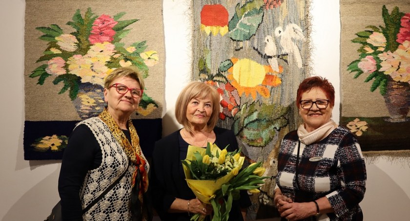 Bronisława Czarny (w środku) opowiadała w czasie wystawy o swojej pasji 