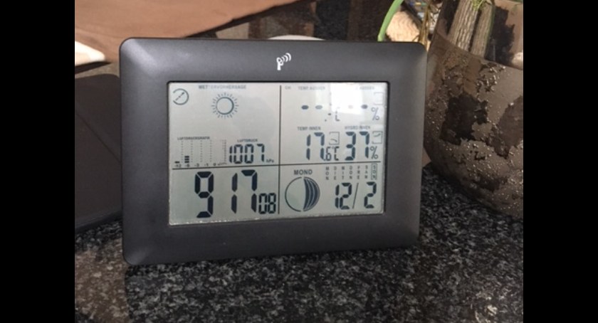 Właścicielka mieszkania codziennie mierzyła temperaturę w pokoju. – 17°C to norma – stwierdza 