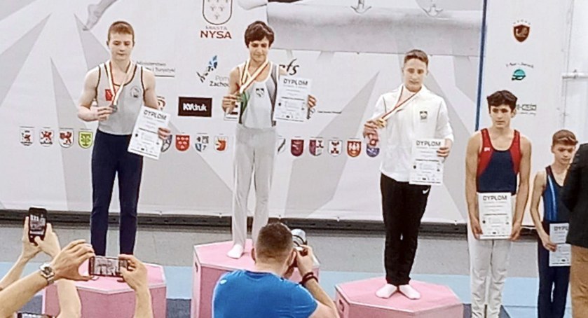 Nasz bohater Wiktor Lichwa (z lewej) w blasku fleszy