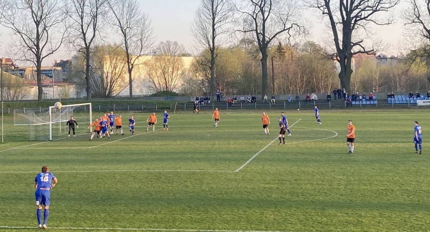 Pogoń Prudnik - LZS Domaszkowice 2:1. Piłkę z autu wrzuca piłkarz Pogoni Prudnik