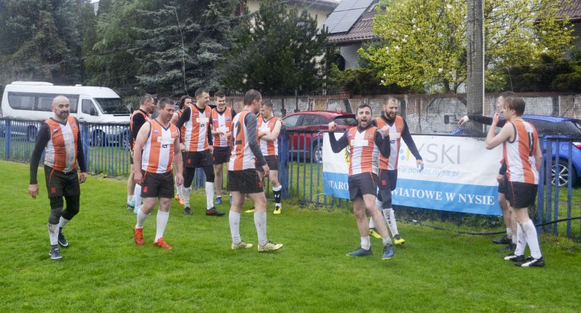 Tak się cieszą futboliści Fortu Nysa po wygranym turnieju w Warszawie