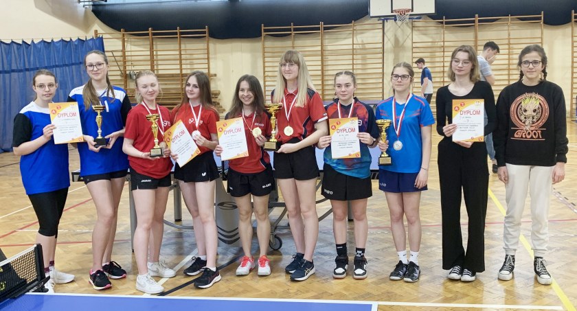 Najlepsze zawodniczki z pucharami, medalami i pamiątkowymi dyplomami