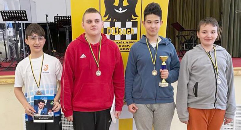 Wiktor Galla (pierwszy z lewej) i Dominik Czak (drugi z lewej) w barwach Hetmana Wrocław