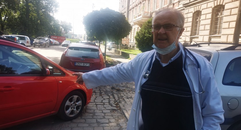- Mamy pacjentów w coraz bardziej podeszłym wieku, którzy mogą dostać się do nas tylko autem, a stan drogi i liczba zaparkowanych aut to utrudnia - mówi Kazimierz Rozumek 