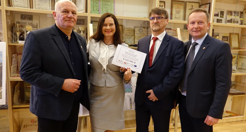 W obecności Andrzeja Kruczkiewicza starosty nyskiego oraz Damiana Nowakowskiego wicestarosty nyskiego, Violetta Porowska poseł na Sejm RP przekazała na ręce Henryka Mamali dyrektora CKZi