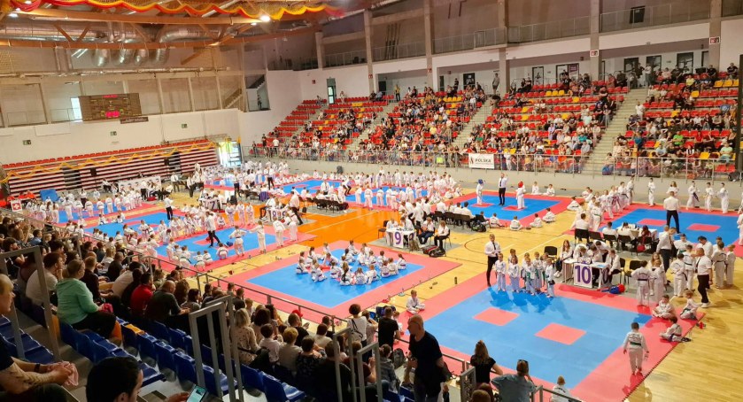 Widok pelnej hali na zawodach taekwondo chwyta za serce