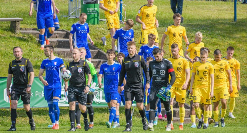 Lechia Zielona Góra - Polonia Nysa 1:1. Sędziowie wyprowadzają drużyny Lechii Zielona Góra i Polonii Nysa na boisko