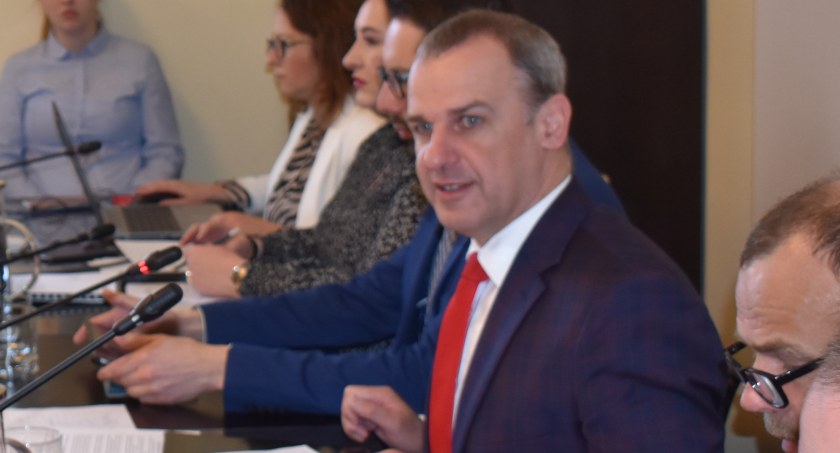 Paweł Nakonieczny, jako przewodniczący rady otrzymuje miesięcznie ponad 3200 zł. Diety radnych nie są opodatkowane. 