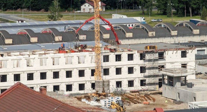 Nowy pawilon dla więźniów, obok fragment nowego spacerniaka 