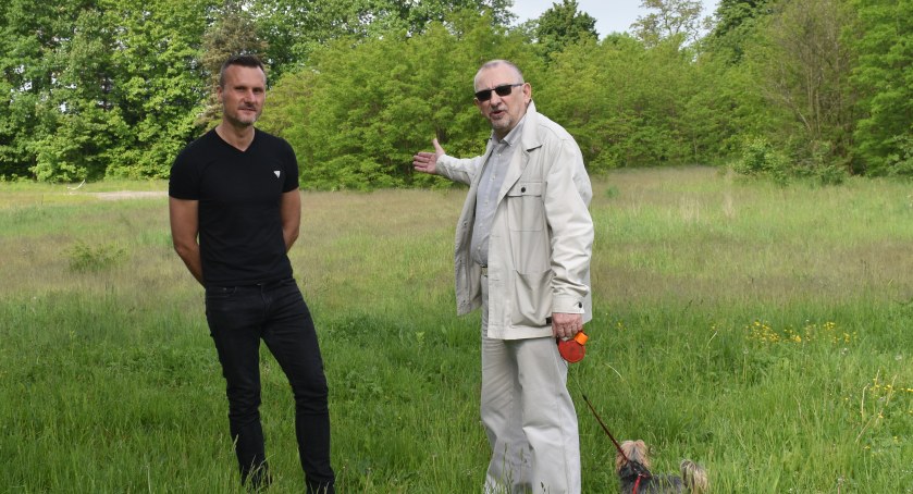 Mieszkańcy chcą, aby boisko powstało na nieużytkowanym placu. Od lewej Tomasz Ciałoń i Zbigniew Kasprzykowski