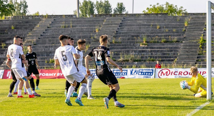Polonia Bytom - Polonia Nysa 0:0. Ignacy Marciniak broni strzał napastnika Polonii Bytom