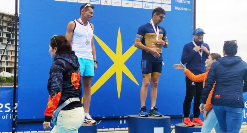 Marcin Konarski (z lewej) na medalowym podium
