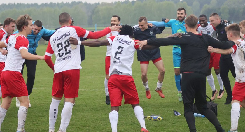 Taniec radości piłkarzy LZS Starowice Dolne po wywalczeniu upragnionego awansu do III ligi