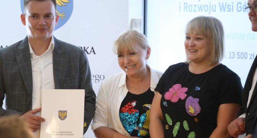 Umowę na realizację muralu odebrała wójt gminy Skoroszyce Barbara Dybczak oraz przedstawiciele Stowarzyszenia Górali z Sidziny Kamila Pierzga i Rafał Kraska 