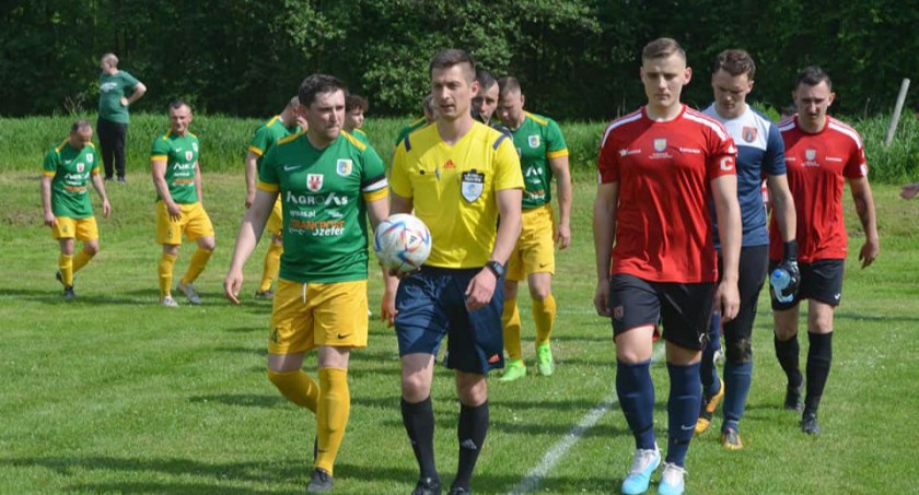 Na boisko wychodzą dwie najlepsze drużyny grupy VIII klasy B - GKS Grodków (z lewej) i Ogrodnik Chróścina Nyska