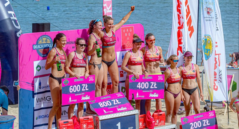 Tak świętują na plaży cztery najlepsze pary kobiece nyskiego turnieju