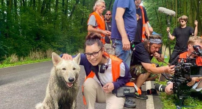 Magdalena Nieć z czworonożnym aktorem na planie filmu „O psie, który jeździł koleją” 