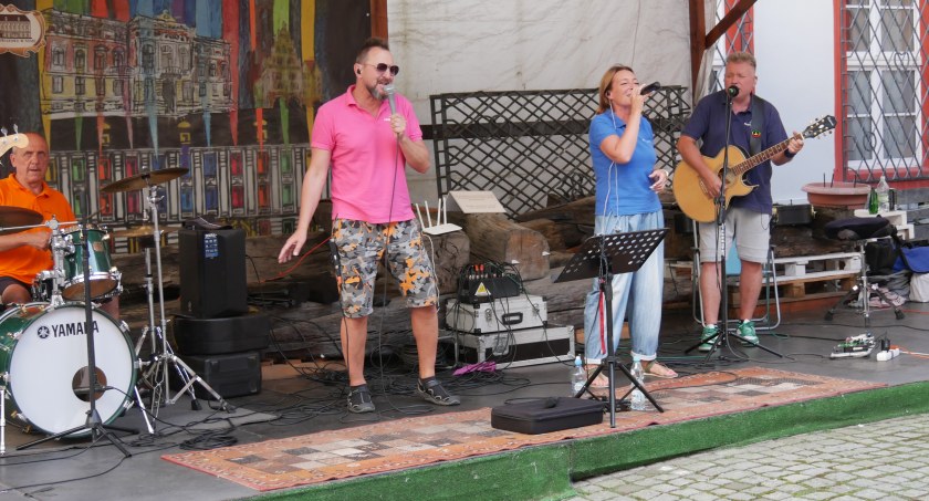 Gitarzysta Bogdan Ostapiuk z prawej 