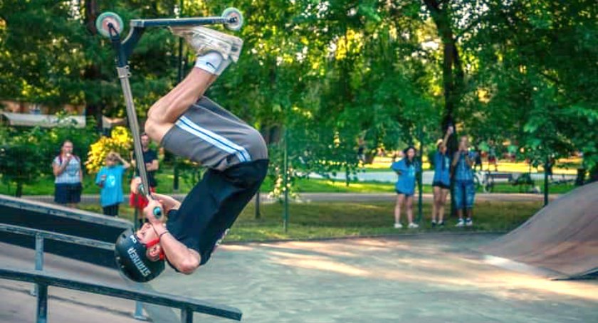 Tak efektownych akrobacji na hulajnogach nie brakowało