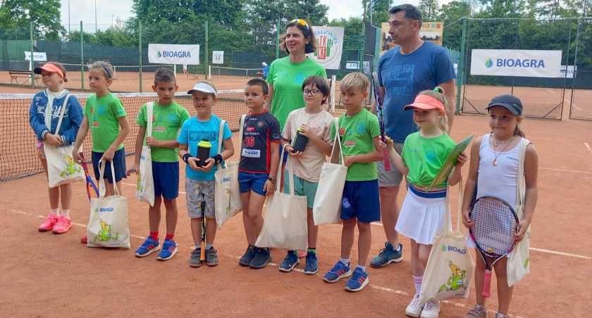 Organizatorzy turnieju - Monika i Zenon Chudzińscy w gronie najlepszych zawodniczek i zawodników